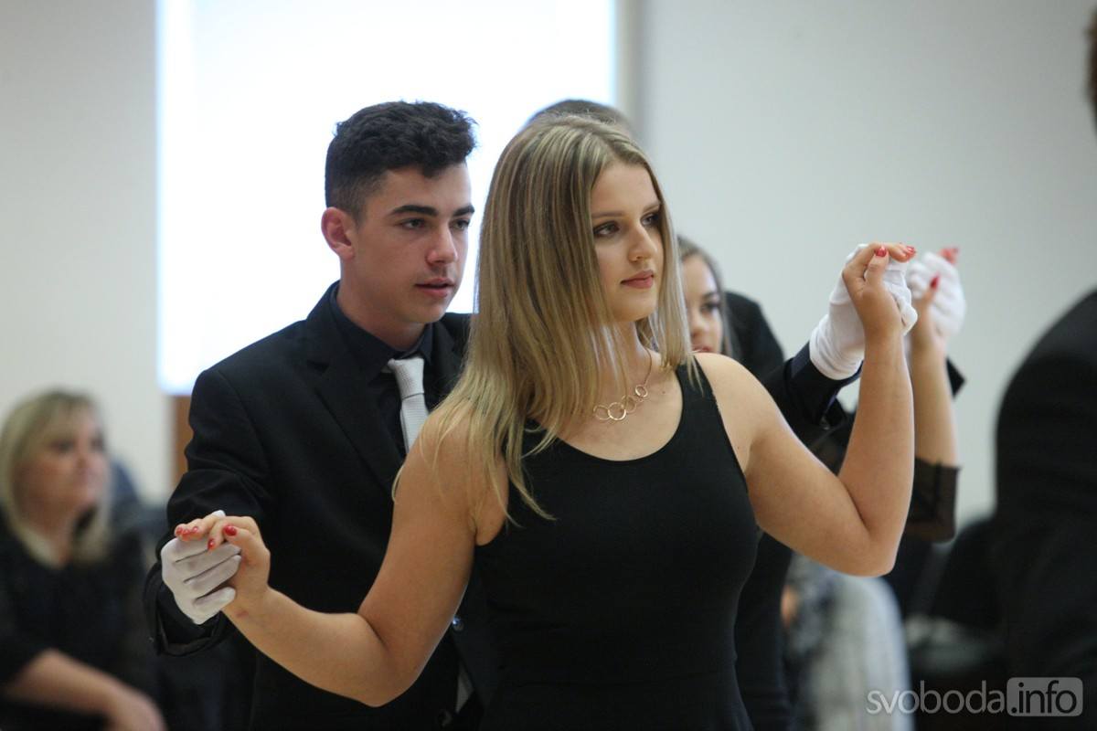 Foto: Druhá lekce v tanečních začala opakováním tanců waltz, blues a mazurka