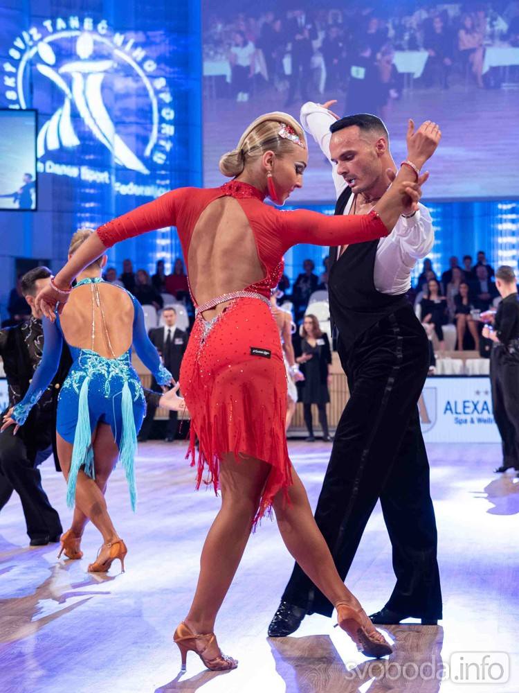 Patrik Dobruský a Veronika Nováková v semifinále Mistrovství ČR latinskoamerických tanců 2019