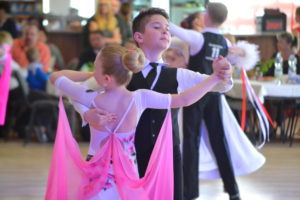 O Kutnohorský groš bojuje rekordní počet tanečníků, letos poprvé i s mezinárodní účastí